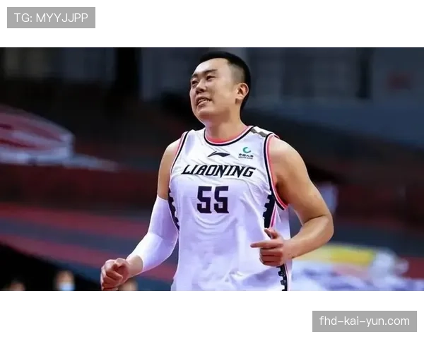 特写:老将韩德君赛后独自加练罚球,目标生涯第二冠 特写:老将韩德君赛后独自加练罚球,目标生涯第二冠